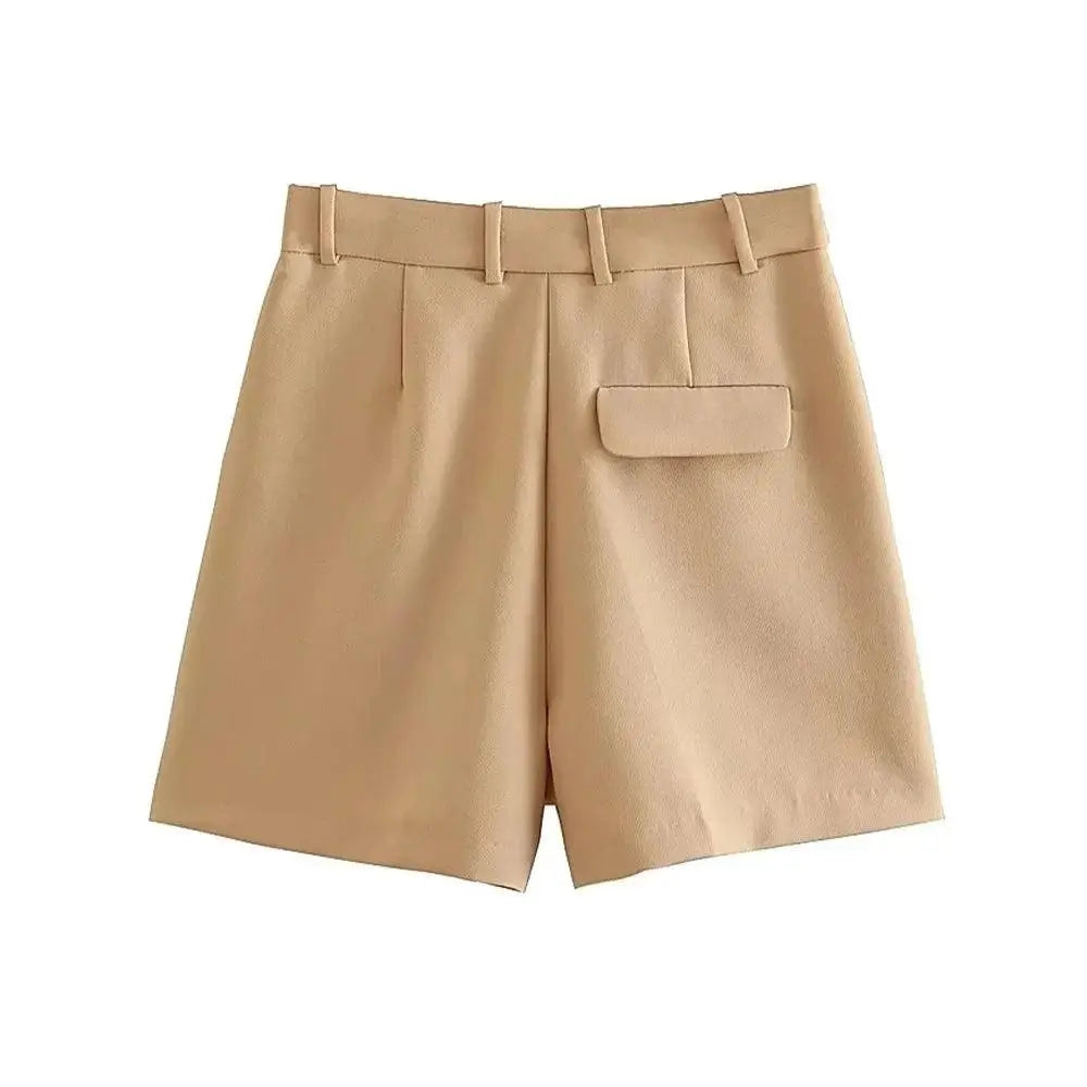 Vista traseira do short alfaiataria feminino bege, de cintura alta, com presilhas de cinto e detalhe de bolso com aba único na parte posterior, exibido sobre fundo branco
