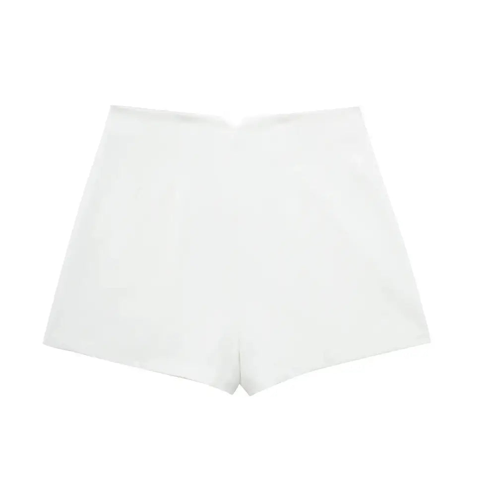 Vista traseira do short feminino de alfaiataria branco cintura alta, com pregas verticais nas costas e sem bolsos traseiros, em fundo branco.