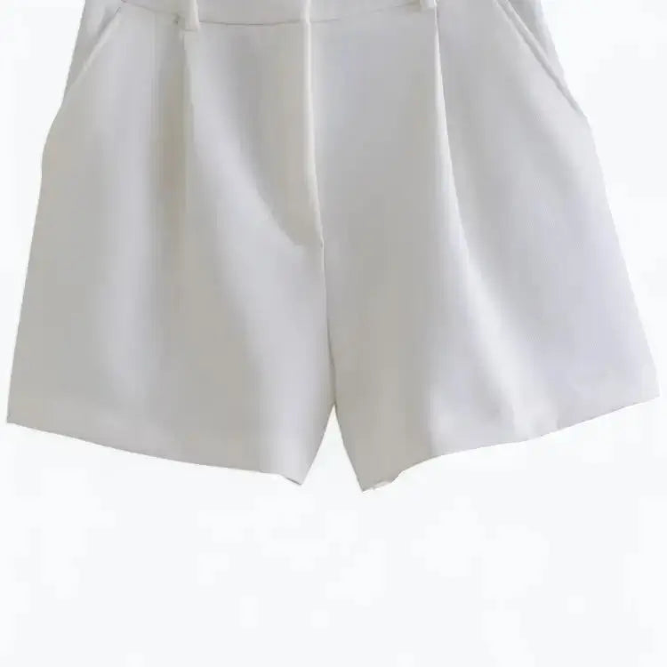 Short alfaiataria feminino branco, modelo cintura alta com pregas frontais bem marcadas e bolsos laterais discretos, exibido sobre fundo branco