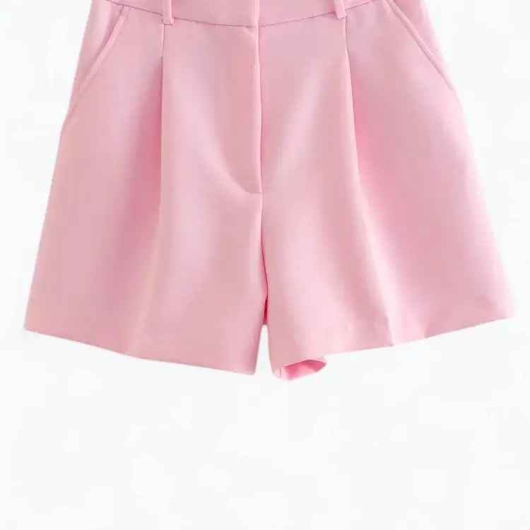Short alfaiataria feminino rosa, modelo cintura alta com pregas frontais bem marcadas e bolsos laterais discretos, exibido sobre fundo branco