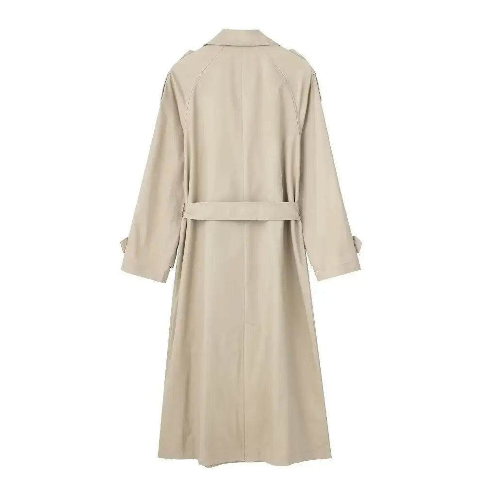 Vista traseira do sobretudo feminino longo bege estilo trench coat, com cinto na cintura e tiras ajustáveis nos punhos, exibido em fundo branco.