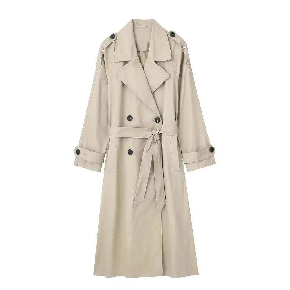 Sobretudo feminino longo bege estilo trench coat, com gola clássica, abotoamento duplo, cinto de amarrar e detalhes nos ombros e punhos, exibido em fundo branco.