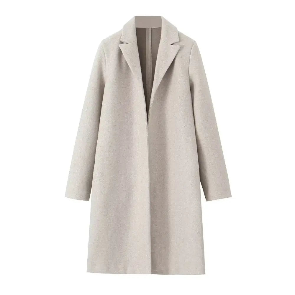 Sobretudo feminino longo branco com lapelas abertas e corte reto minimalista, ideal para camadas, exibido sobre fundo branco.