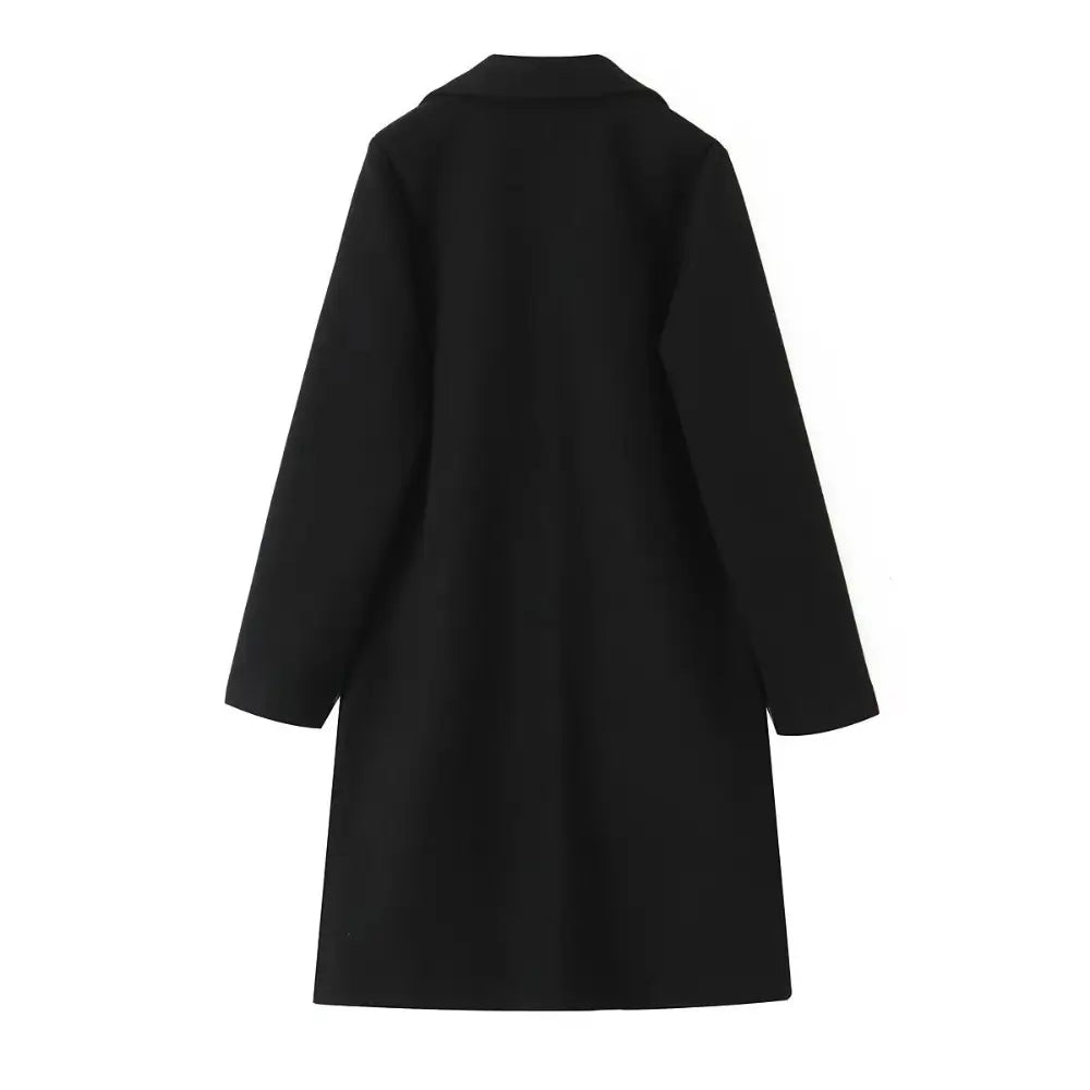Vista traseira do sobretudo feminino longo preto, com corte reto e costura central vertical nas costas, exibido sobre fundo branco.