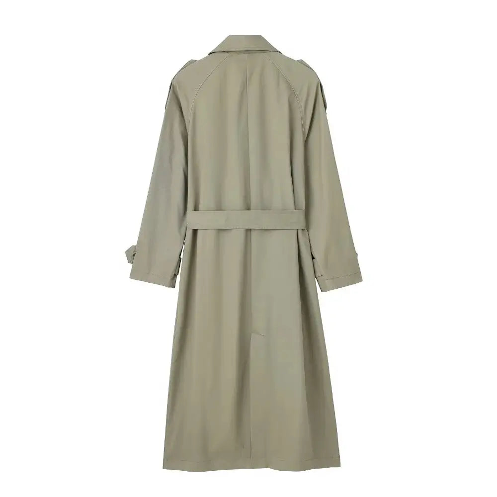 Vista traseira do sobretudo feminino longo verde estilo trench coat, com cinto na cintura e tiras ajustáveis nos punhos, exibido em fundo branco.