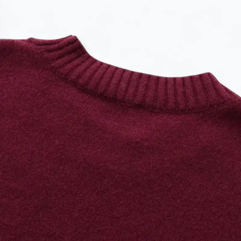 Close-up da parte superior e gola redonda canelada do suéter feminino vermelho, destacando a textura felpuda