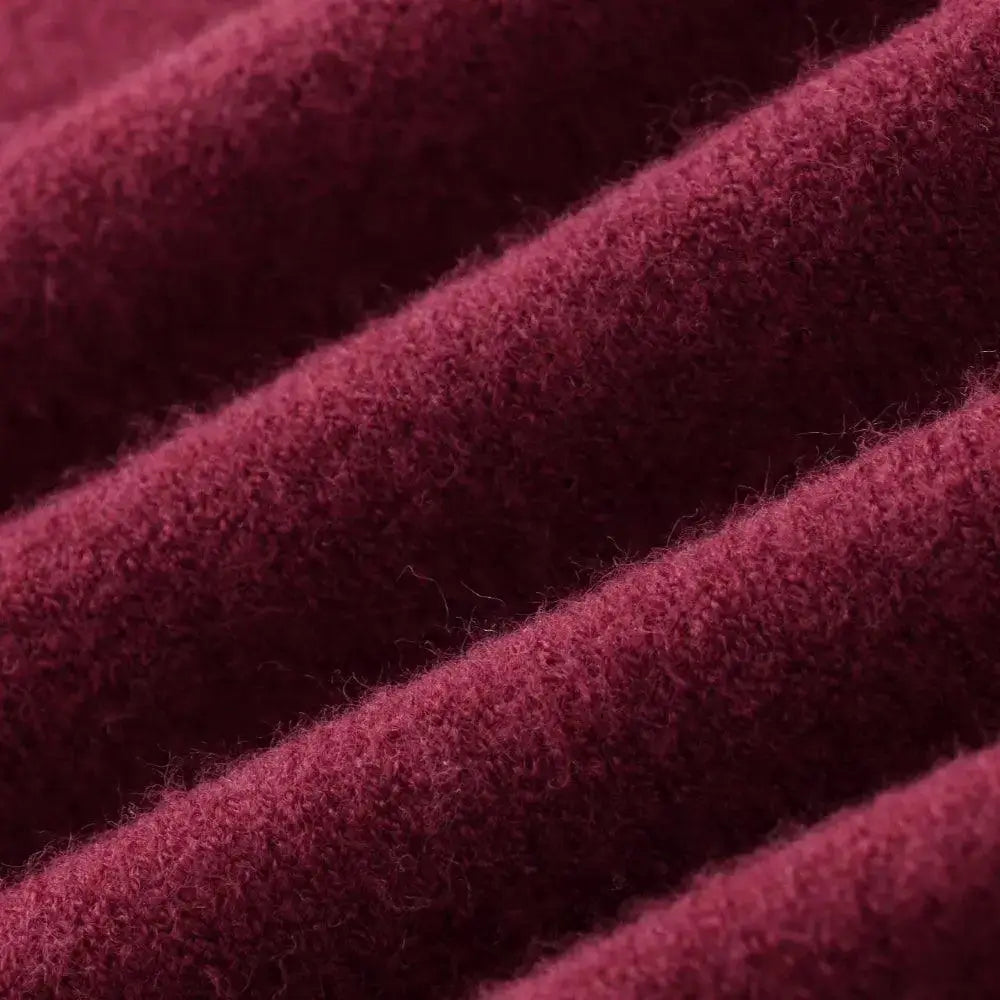 Close-up da textura do tecido do suéter feminino vermelho.