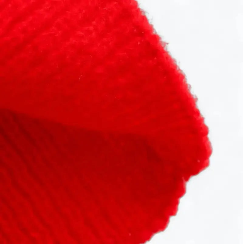 Close-up detalhado da textura canelada do suéter feminino vermelho, exibindo as fibras da malha.