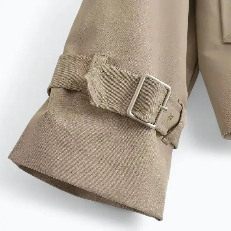 Trench Coat Feminino Curto Bege Caroline - ZARIF, zoom no punho da manga