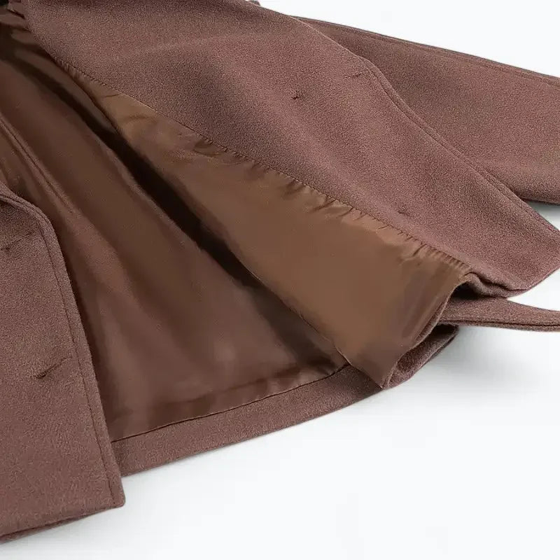 Trench Coat Feminino Curto Marrom Isadora - ZARIF, zoom com a peça aberta focando no forro e na textura